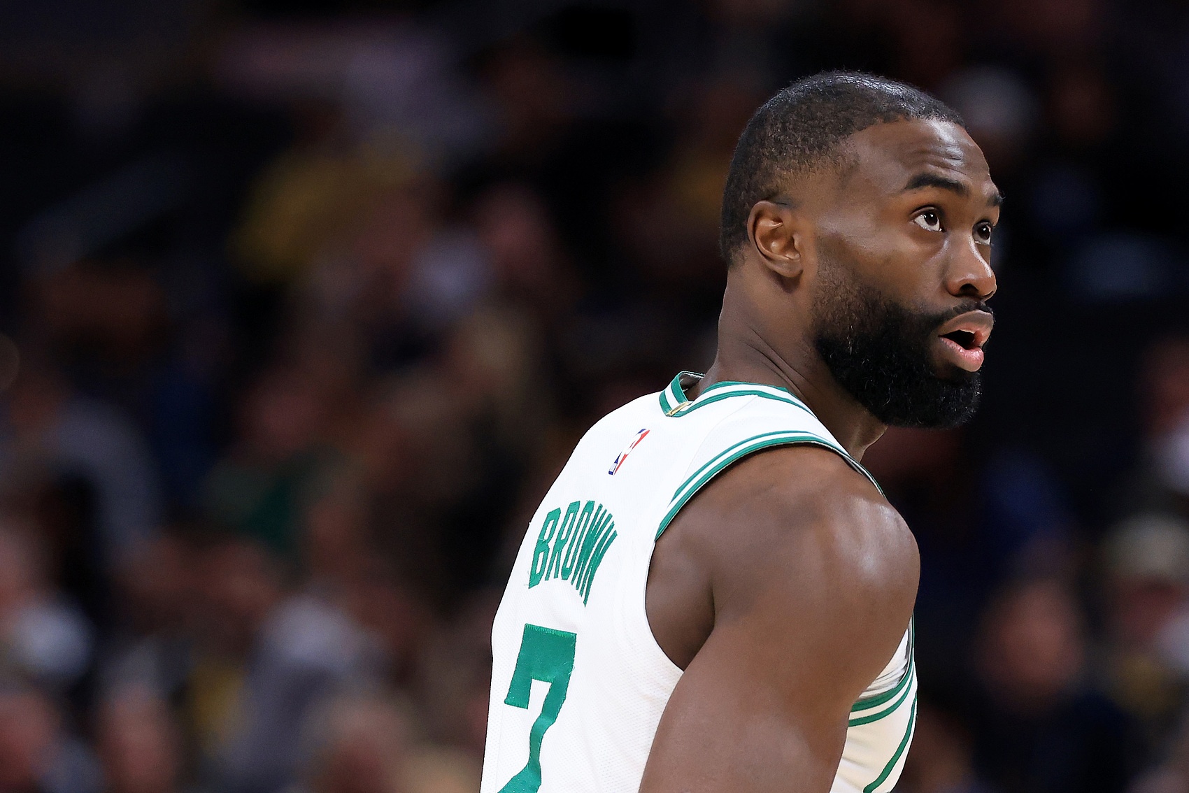 新球体育-高效全能！杰伦·布朗半场12中7砍并列最高17分加4板3助 三分4中3