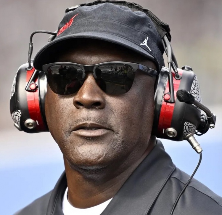 新球体育-NBA球员收入哪家强?乔丹45亿居首 LBJ压奥胖 科五库六&三少前十